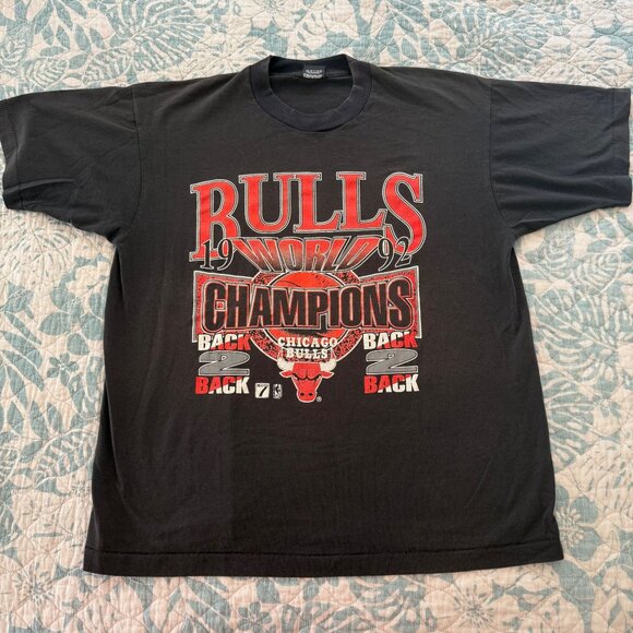 Chicago Bulls 1992 World Champions Back-To-Back Graphic Tee XL Black - Picture 1 of 4